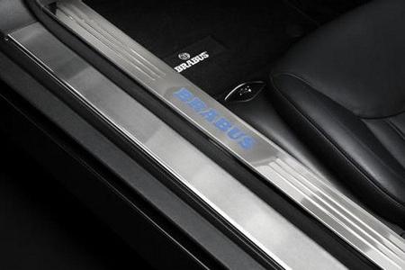 Einstiegsleisten mit Brabus-Logo.