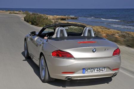 Mit rund 1.600 Kilogramm übertrifft er die Vorgänger-Varianten Roadster und Coupé um jeweils rund 200 Kilogramm, sprich vier...