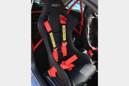 Mitsamt Sportsitzen, Überrollkäfig und Kunststoffscheiben entpuppt sich die R-Version als echtes Sportgerät ...