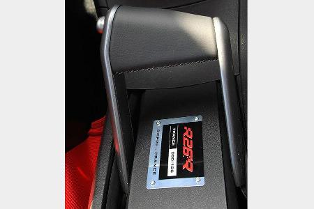 ... mit Plakette auf der Mittelkonsole als Zeichen seiner Exklusivität.