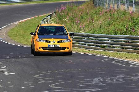 Am deutlichsten sichtbar wird der Leichtbau an der neuen Motorhaube aus Carbon.