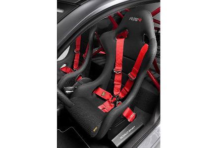 Sechs-Punkt-Gurte, wie sie normalerweise nur in der Fliegerei zu finden sind.