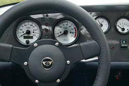 Allerdings treiben die weiß hinterlegten Instrumente, die schmalen mit Leder bezogenen Sitzschalen ...