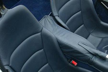 ... und der großzügige Einsatz von Karbon auch den Preis des kompromisslosen Zweisitzers mit den freistehenden Rädern ordent...