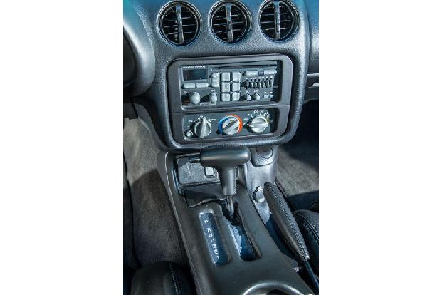 Pontiac Firebird Trans Am (2002), Mittelkonsole