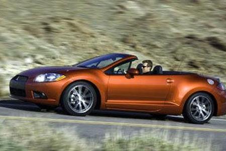 Neben dem Coupé wird auch das überarbeitete Cabrio gezeigt.