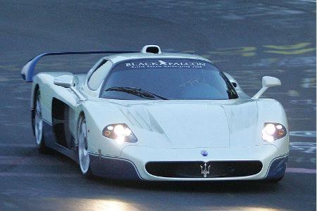 1.602 kg getankt und mit Fahrer klingen schon eher nach Kompaktwagenklasse.