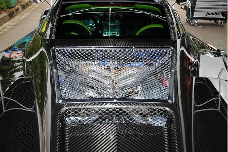 Karbon wohin das Auge reicht, angereichert mit feinsten Zutaten aus dem Automobilbau.