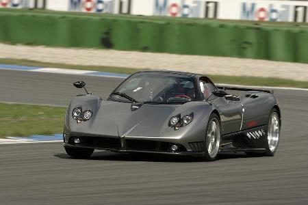 Der Pagani Zonda F, ein reinrassiges Sportgerät mit implantierten 7,3-Liter-V12 aus dem Hause AMG fährt ins Mittelfeld. Plat...