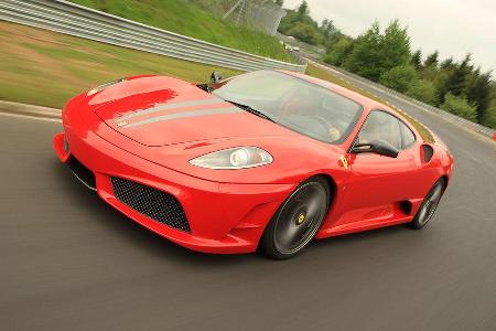 Diesen Platz muss er sich mit seinem Landsmann, dem Ferrari 430 Scuderia teilen.