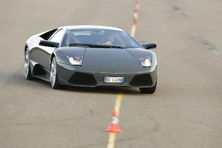 340 km/h schnell will der Murciélago sein. In diesem illustren Feld reicht diese wahnwitzige Geschwindigkeit nur für Positio...