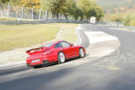 Der GT2 liegt mit 329 km/h ebenso dicht auf.