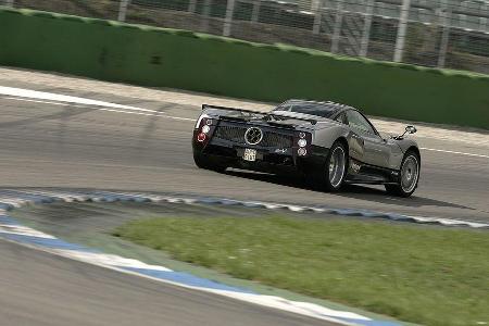 Bronze geht ebenso nach Italien. Der konsequente Leichtbau gepaart mit 602 PS ergeben für den Zonda F ein Leistungsgewicht v...