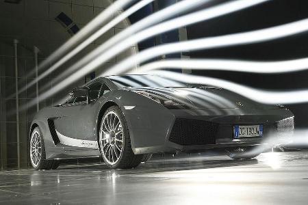 Ein zweiter Lamborghini betritt das illustre Feld: Der Gallardo Superleggera vertraut auf seine Diät und leistet sich damit ...