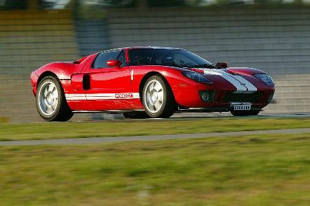 2,62 kg/PS muss der Ford GT schleppen, wenn in dieser Wagenklasse von schleppen gesprochen werden kann.