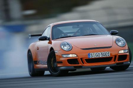 Wenn auch in puncto Leistung nicht oben auf, erreicht der Porsche 911 GT3 RS dank seiner konsequenten Auslegung auf die Quer...