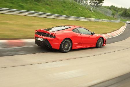... mit dem Ferrari 430 Scuderia teilen muss.