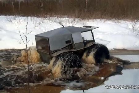 Zur Kraftübertragung auf die Achsen dienen keine aufwändigen Differentiale und Antriebswellen, sondern Zahnräder und Ketten.