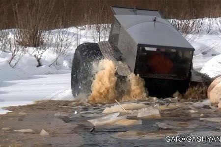 Schöner Nebeneffekt ist der praktisch nicht vorhandene Wendekreis, Garagashyans Amphibien-Geländewagen kann auf der Stelle d...