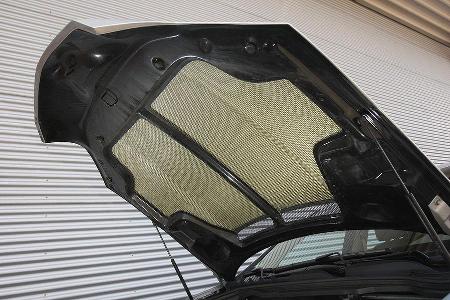 Unter der mit Kevlar verstärkten Motorhaube ...