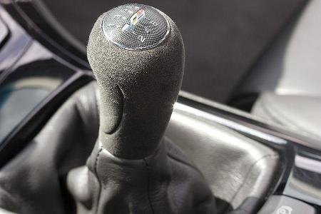 Wildledereinfassungen für Schaltknauf und Lenkrad sind optional ...