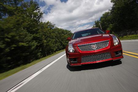 Die stattliche Erhebung auf der Haube - bekannt auch vom BMW M3 - ...