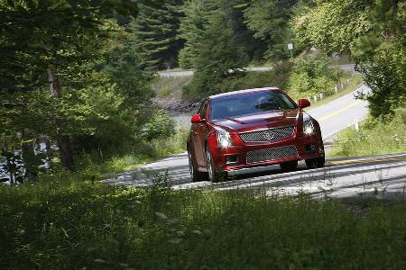 Dank der Zwangsbeatmung leistet der V8 564 PS.