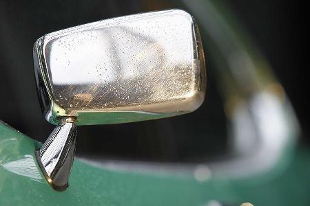 Der Rückspiegel ist schick verchromt.