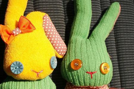 Im Fond dürfen zwei Designer-Maskottchen mit auf die Reise gehen.