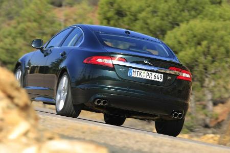 Unter der Kiemen-Motorhaube der potenten Katze haben die Briten einen neu entwickelten fünf Liter großen Achtzylinder verbaut.