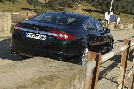 Modifizietre Seitenschweller, doppelflutige runde Auspuffendrohre rechts und links sowie das 