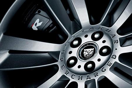 Hinter den Leichtmetallfelgen im Doppelspeichen-Look verbirgt sich eine vergrößerte Bremsanlage.