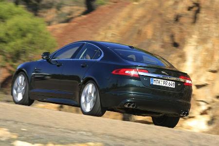 Mit der Masse von nahezu 1,9 Tonnen geht der durchzugsstarke und gleichwohl drehfreudige Kompressor-Motor geradezu spieleris...