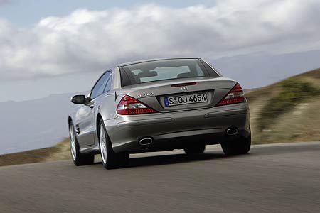 Zusätzliche Sportlichkeit wird durch dezente Änderungen an Frontschürze, Kühlergrill, Stoßfänger und Heckleuchten unterstric...