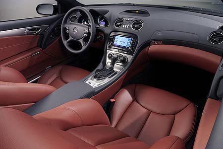 Die Preise belaufen sich von 81.548 Euro für das Basismodell SL 350 bis hin zu über 206.000 Euro Grundpreis für den SL 65 AMG.