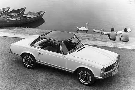 Roadster mit geschwungenem Coupédach: der Mercedes-Benz 230 SL aus den Jahren 1963-1971, auch Pagode genannt.