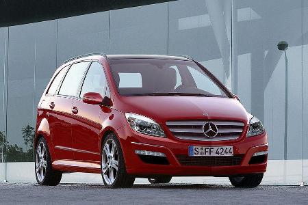B-Klasse: Nicht länger ein A-Klasse-Derivat, sondern ein eigenständiges Modell, das ganz klar gegen VW Touran und Opel Zafir...
