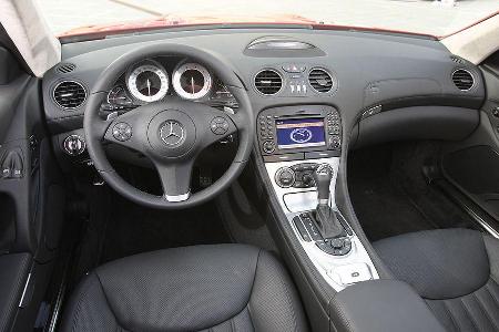 Cockpit mit neuem Dreispeichenlenkrad.
