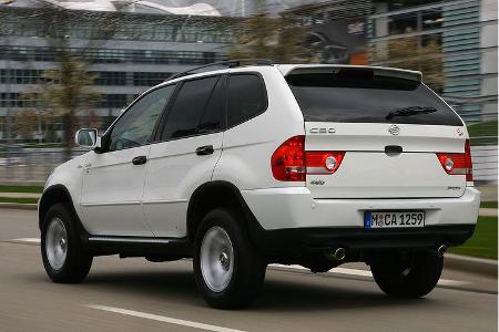 Von schräg hinten ähnelt der Ceo stark dem Vorgänger des aktuellen BMW X5.