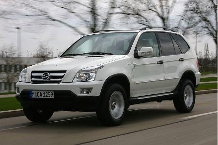 Vorne vermischt sich der Grill des Honda CRV mit Opel-Scheinwerfern.