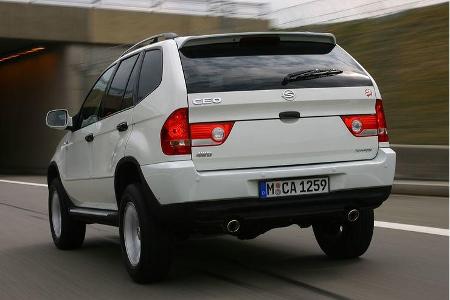 Sein 2,4-Liter-Vierzylinder stemmt mit 125 PS die 1,9 Tonnen in der Stadt tapfer voran.