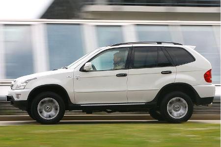 Bei Landstraßentempo wird der Motor vom Fahrtwind übertönt, der aus dem Bereich der Türdichtung zischelt.