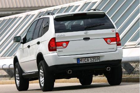 Der hohe Aufbau auf dem Leiterrahmen lässt den Ceo in Kurven stark wanken.