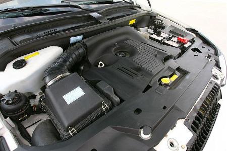 Die schnöde Kunststoffabdeckung verbirgt einen 125 PS leistenden 2,4-Liter-Vierzylinder von Mitsubishi.