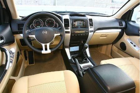 Auch das Lenkrad ahmt das BMW-Design nach.