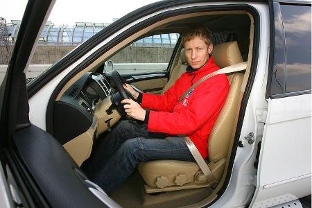 Die rutschigen Ledersitze bieten nur wenig Seitenhalt und sind manuell verstellbar.