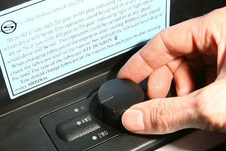 Von Hand lässt sich der Allradantrieb zuschalten.