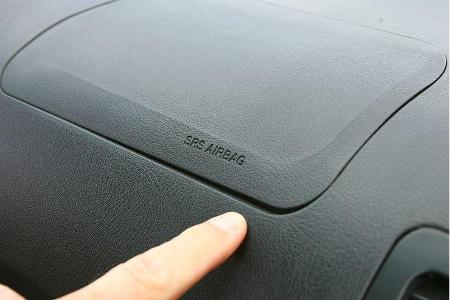 Die Abdeckung des Beifahrer-Airbags klafft auf.