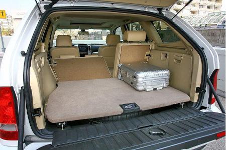 Zwar lässt sich die Lehne des Rücksitzes geteilt umklappen, doch eine deutliche Steigung im Ladeboden bleibt.
