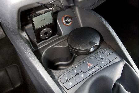 Der erweiterte iPod-Anschluss kostet Aufpreis, das elektronische Stabilitätsprogramm ist grundsätzlich Serie.